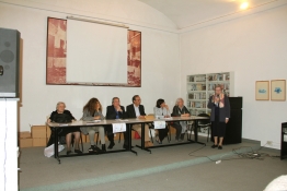Il tavolo della presidenza; da sinistra Isa Guastalla, Mariagrazia Manghi, il presidente Angelo Peticca, Fabio Carosone, Concetta Perna, Giancarla Minuti Guareschi, Albertina Soliani mentre parla