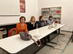 Il tavolo della conferenza della Dante all'Isrec di Parma, con Lori Carpi e la relatrice Laura Minto
