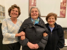 Bianca Venturini è attorniata da Lori Carpi e Luciana Beghè, del Consiglio Direttivo del Comitato della Dante Alighieri di Parma