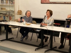 Lori Carpi introduce la conferenza di Bianca Venturini, nella sala dell'Isrec di Parma
