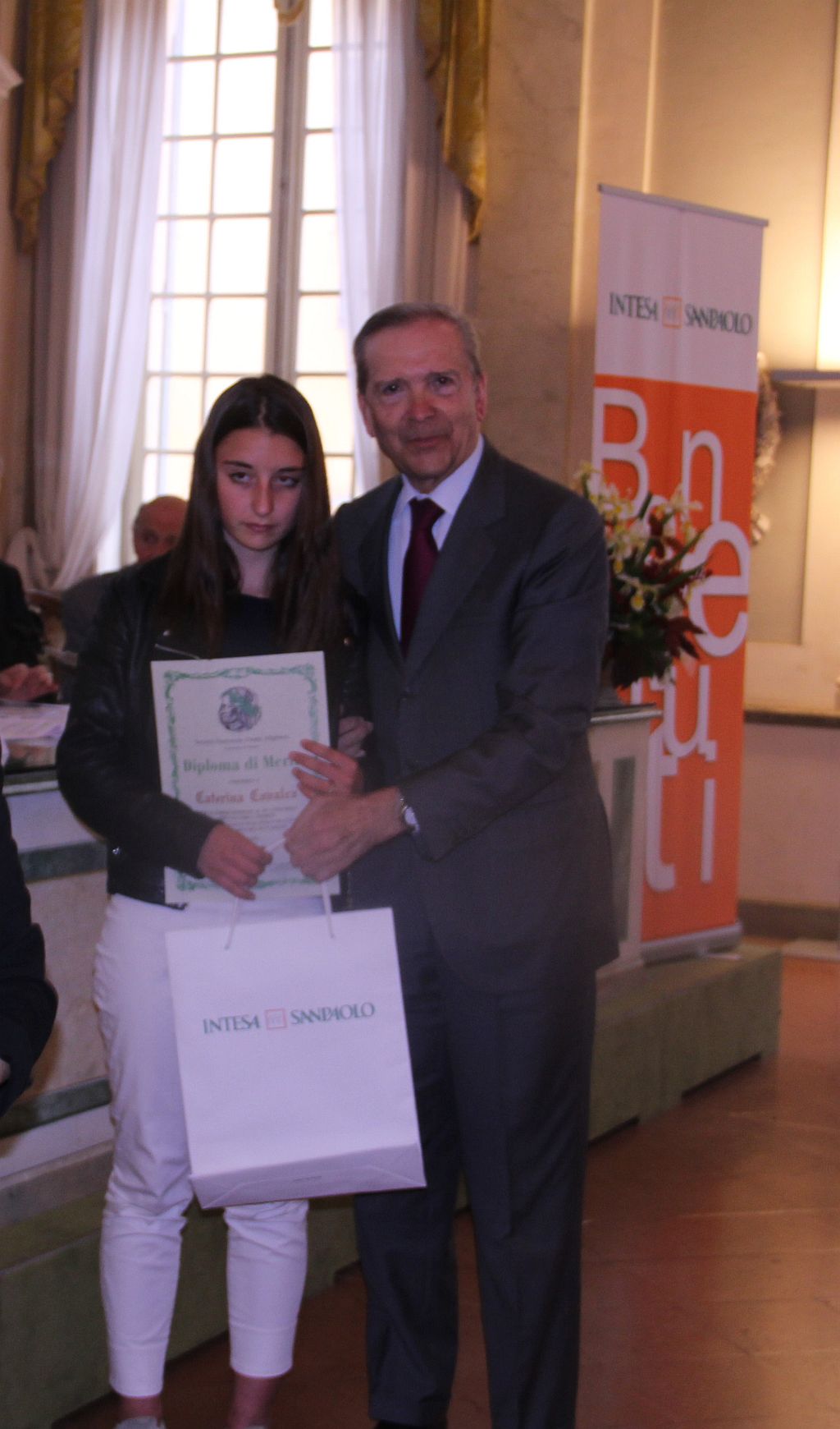 Un'alunna e il prof. Roberto Del Signore, Presidente della Fondazione Monte di Parma