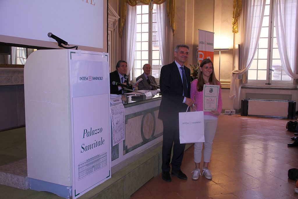 Un'alunna e il Provveditore agli Studi di Parma prof. Maurizio Bocedi