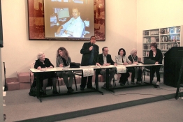 Il tavolo della presidenza; da sinistra Isa Guastalla, Mariagrazia Manghi, il presidente Angelo Peticca mentre parla, Fabio Carosone, Concetta Perna, Giancarla Minuti Guareschi, Luciana Beghè in piedi