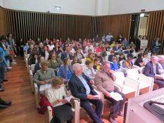 Sala con alunni e pubblico in occasione della Giornata della Dante 2019